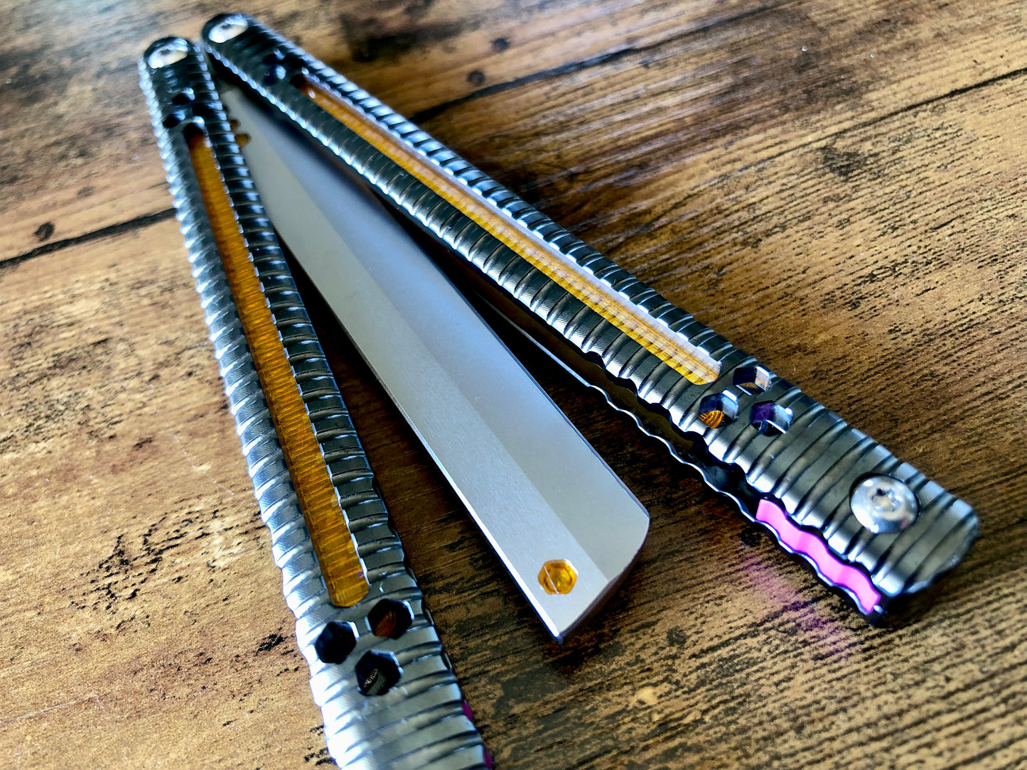 Adjust the balance of your B.A. Balis Nakiri balisong with custom-made Zippy spacers. The Zippy spacers offer reduced handle bias compared to the stock spacers, and offer 3x intermediate balance configurations. Cosmetic blade inserts are included. Optional handle inlays add a pop of color. 