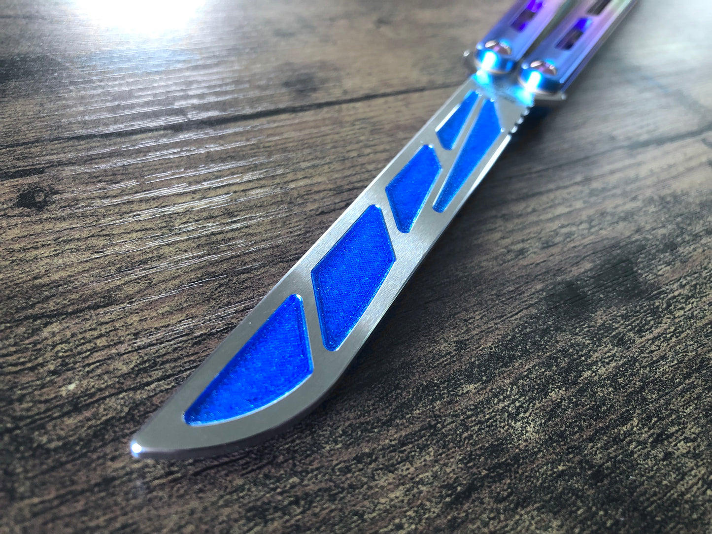 Adjust the balance and add a pop of color to your Squid Industries Tsunami trainer balisong with this custom-made Zippy balance insert. The insert adds 0.067 oz to the blade, which enable the Tsunami trainer to have a more neutral (less handle biased) balance profile.