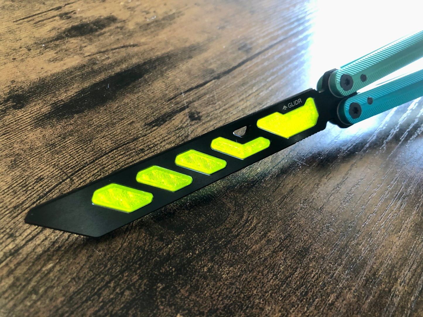 Add a pop of color and a more neutral balance to your Glidr Pacific balisong trainer with these shatter-proof polyurethane Zippy inserts. The inserts increase momentum and can be used to compensate for the added handle weight from the stock Glidr handle weights to maintain your favored balance profile.