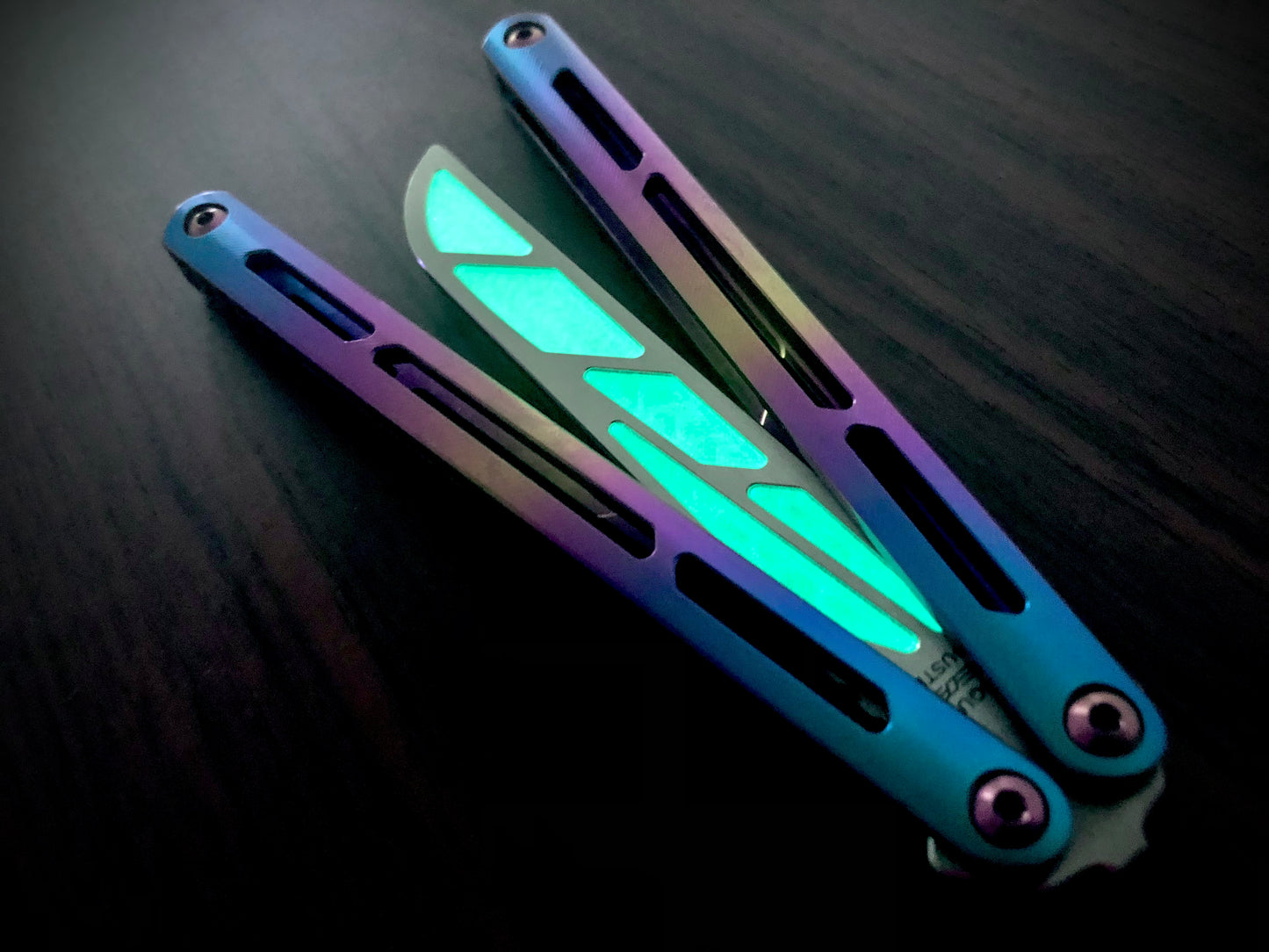 Adjust the balance and add a pop of color to your Squid Industries Tsunami trainer balisong with this custom-made Zippy balance insert. The insert adds 0.067 oz to the blade, which enable the Tsunami trainer to have a more neutral (less handle biased) balance profile.