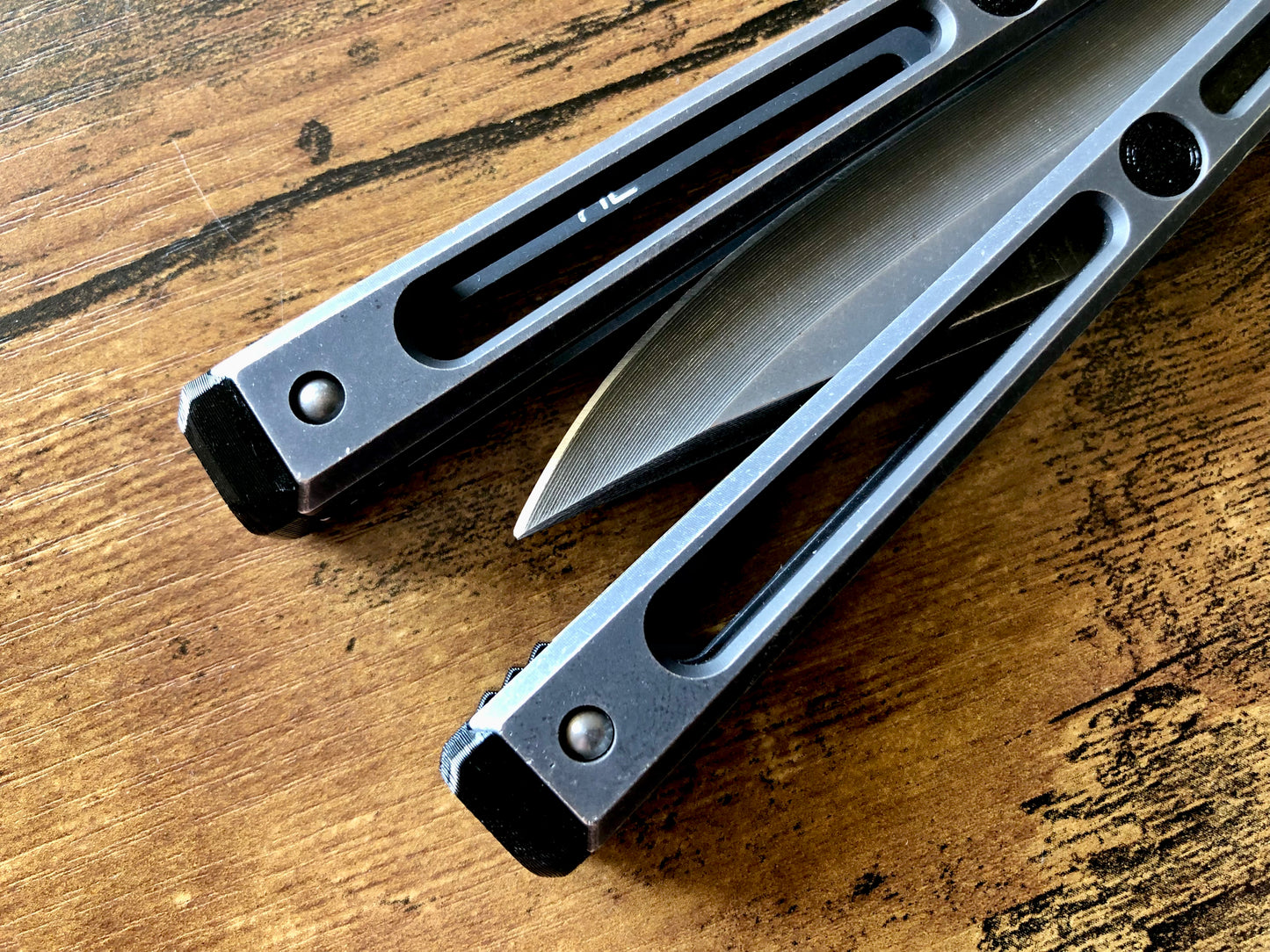 Extend and protect your handles with these Zippy spacers, custom-made for the Goose balisong (designed by Arthur Goins and machined by JK Design). The spacers are made from a shatter-proof polyurethane and protect your handles from drops while adding length. The spacers also feature positive sawtooth jimping and adjustable balance.
