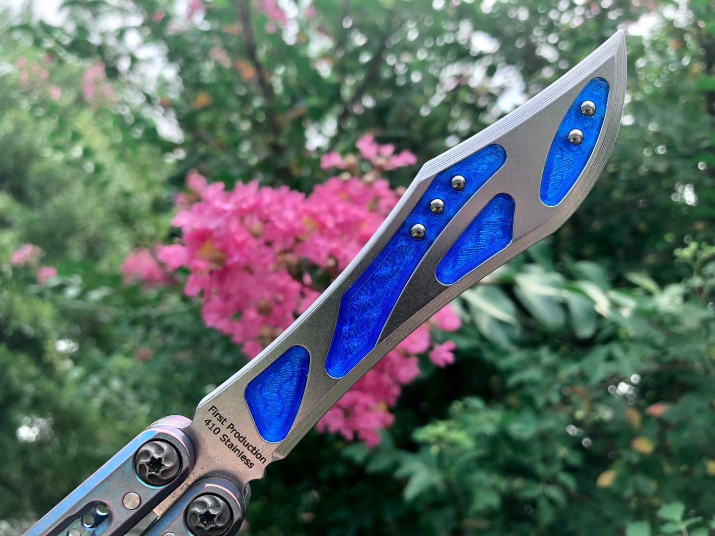 Integrate additional jimping surface area and an adjustable weight system into the Fellowship Blades Medusa v3 and Empusa v3 balisongs with this polyurethane Zippy mod. Adjust the balance and add color to the trainer blade with these polyurethane Zippy inserts.