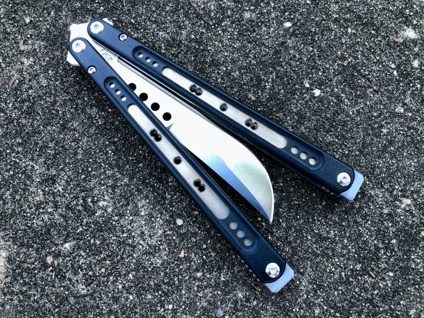 These Black Balisong Rebola v2 spacers are made in-house from a rubbery, shatter-proof polyurethane. They are ultra-lightweight extension spacers that reduce the stock handle-bias. They also feature positive sawtooth jimping and enable adjustable balance with up to 1x removable tungsten weight per spacer.