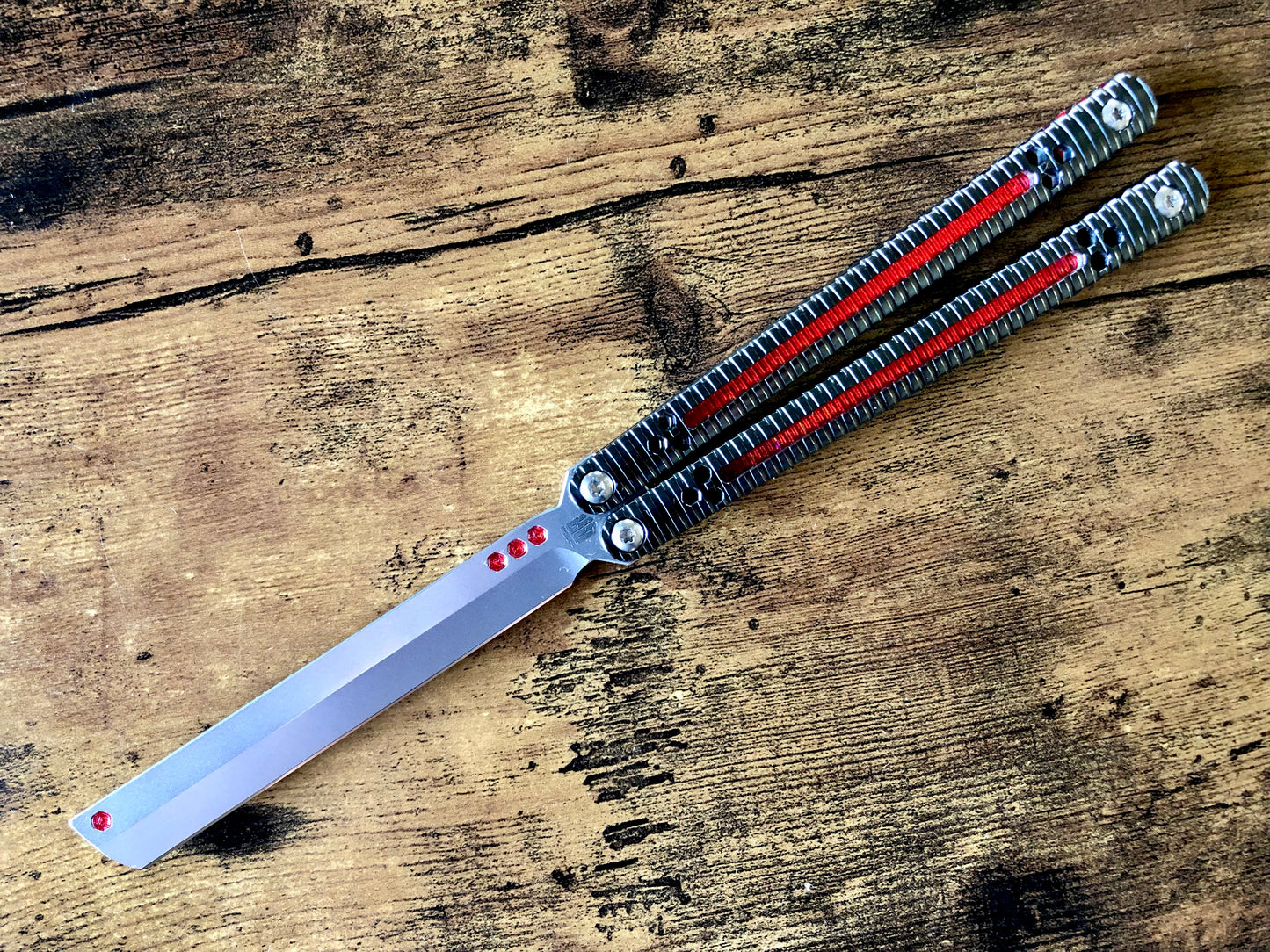 Adjust the balance of your B.A. Balis Nakiri balisong with these custom-made Zippy spacers. The Zippy spacers offer reduced handle bias compared to the stock spacers, and offer 3x intermediate balance configurations so you can fine-tune the balance to your preference. Cosmetic blade inserts are included, and optional handle inlays add a pop of color. 