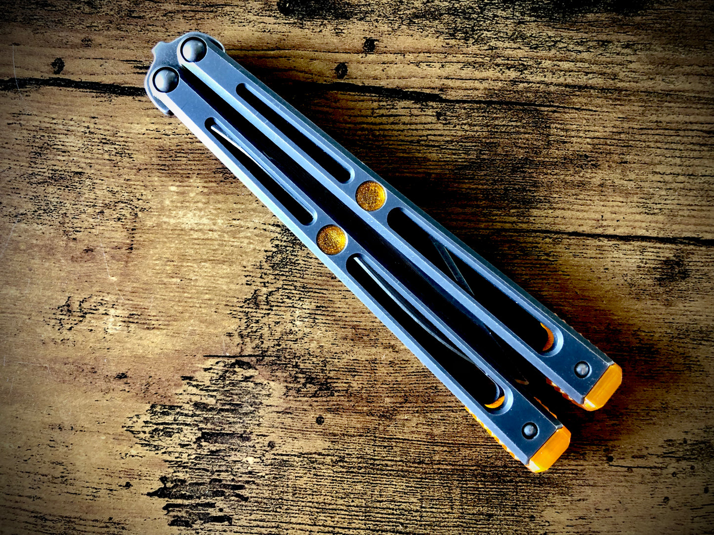 Extend and protect your handles with these Zippy spacers, custom-made for the Goose balisong (designed by Arthur Goins and machined by JK Design). The spacers are made from a shatter-proof polyurethane and protect your handles from drops while adding length. The spacers also feature positive sawtooth jimping and adjustable balance.