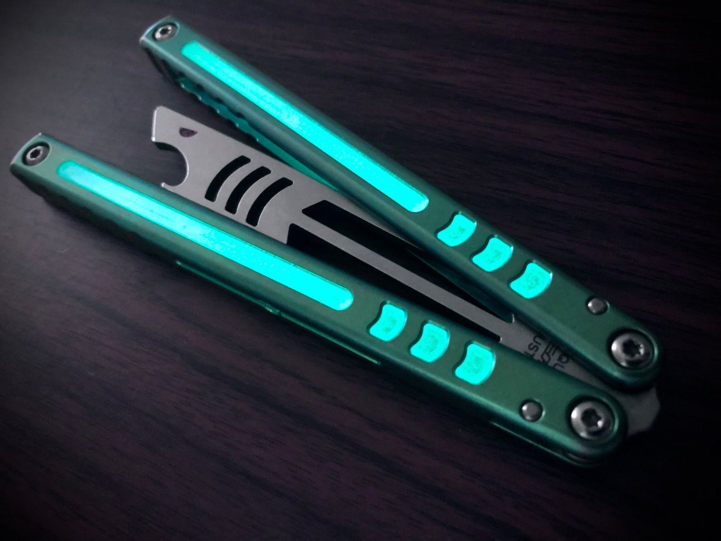 Modify the grip, eliminate the ring, and add a pop of color with these polyurethane handle inlays designed to fit the Squid industries Madko balisong trainer.