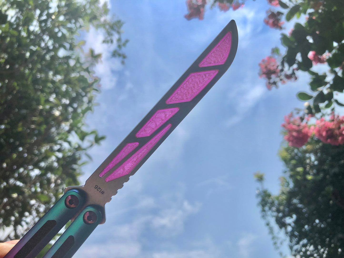 Adjust the balance and add a pop of color to your Squid Industries Tsunami trainer balisong with this custom-made Zippy balance insert. The insert adds 0.067 oz to the blade, which enable the Tsunami trainer to have a more neutral (less handle biased) balance profile.