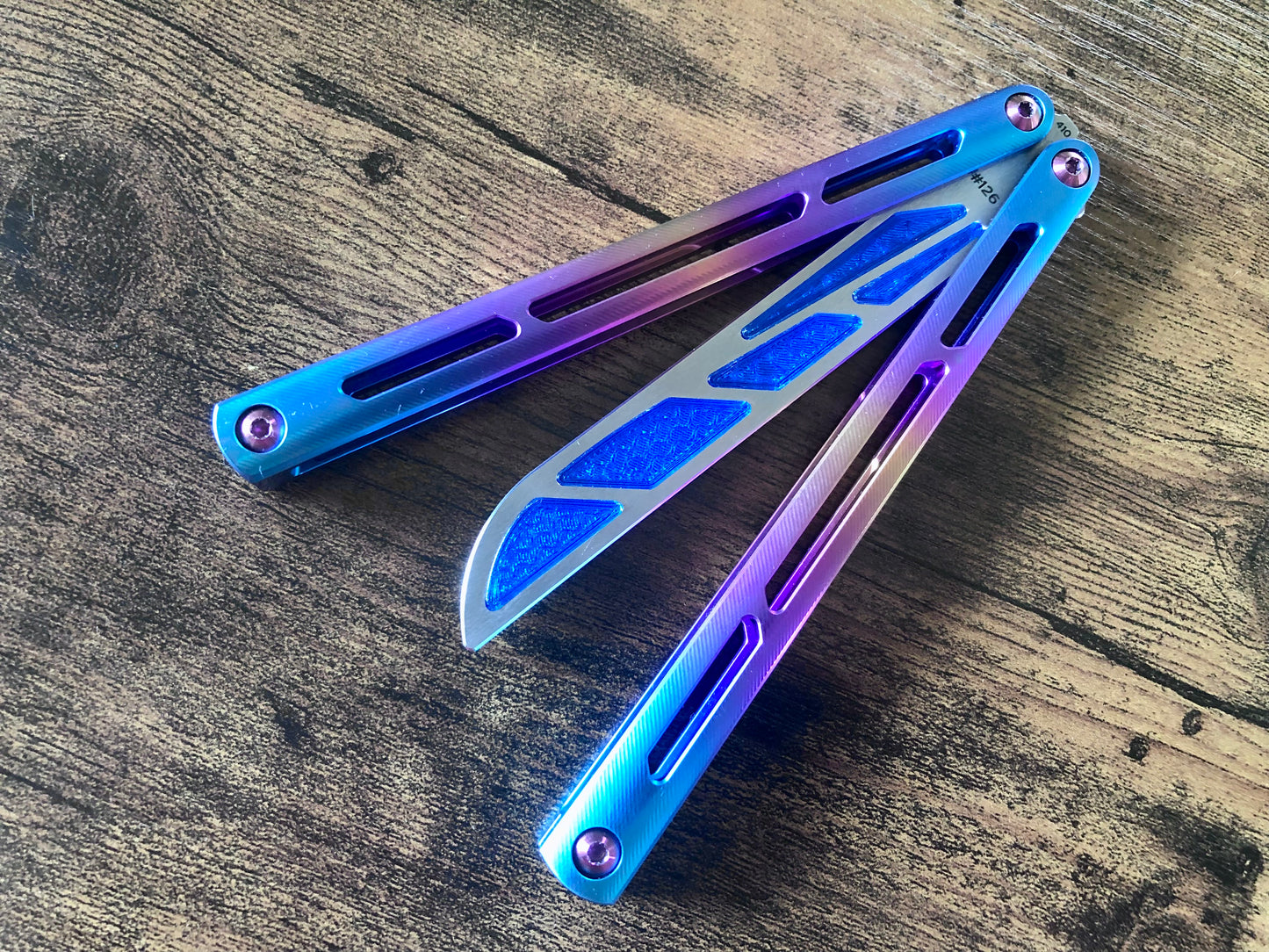 Adjust the balance and add a pop of color to your Squid Industries Tsunami trainer balisong with this custom-made Zippy balance insert. The insert adds 0.067 oz to the blade, which enable the Tsunami trainer to have a more neutral (less handle biased) balance profile.