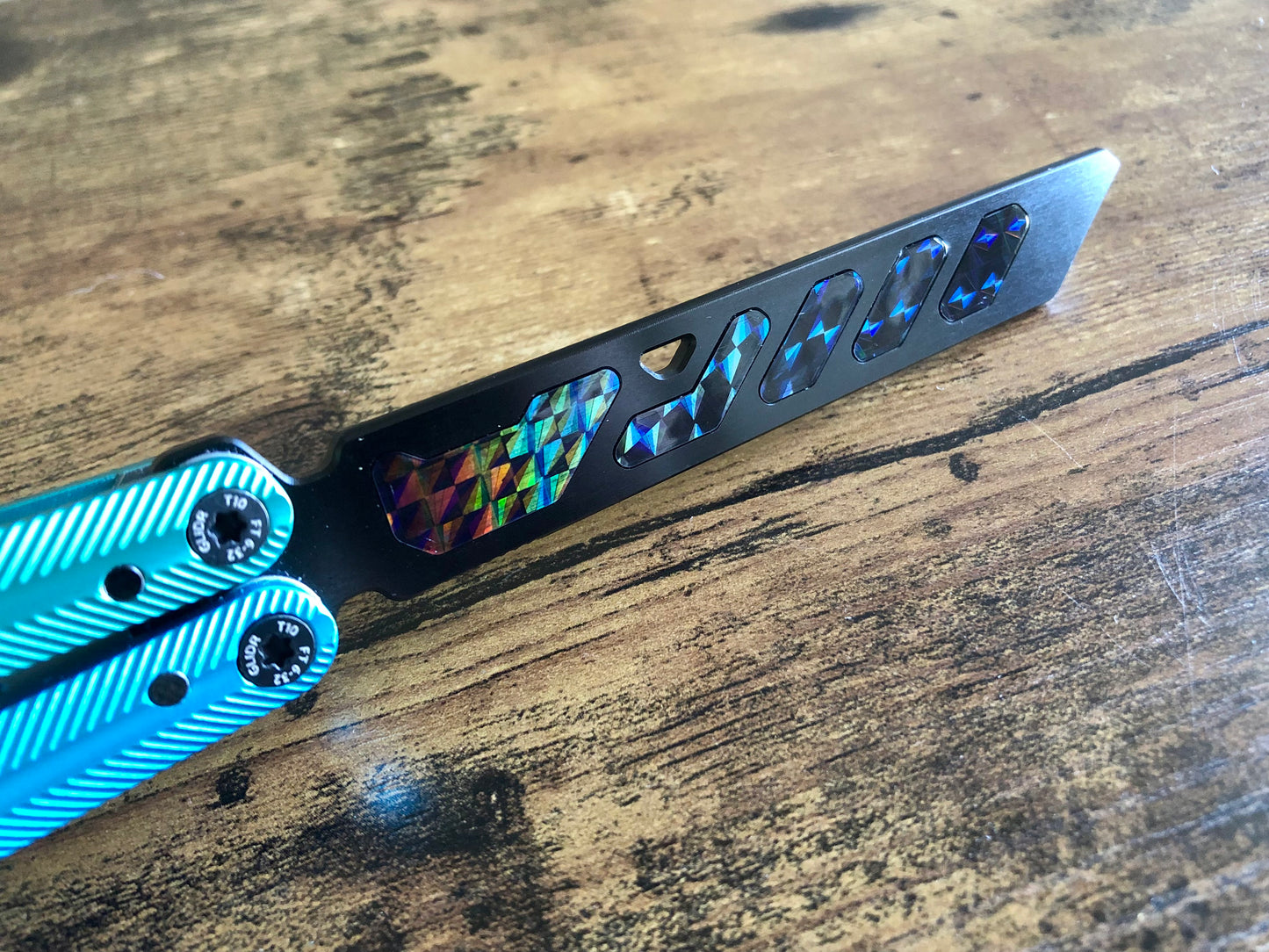 Add a pop of color and a more neutral balance to your Glidr Pacific balisong trainer with these shatter-proof polyurethane Zippy inserts. The inserts increase momentum and can be used to compensate for the added handle weight from the stock Glidr handle weights to maintain your favored balance profile.