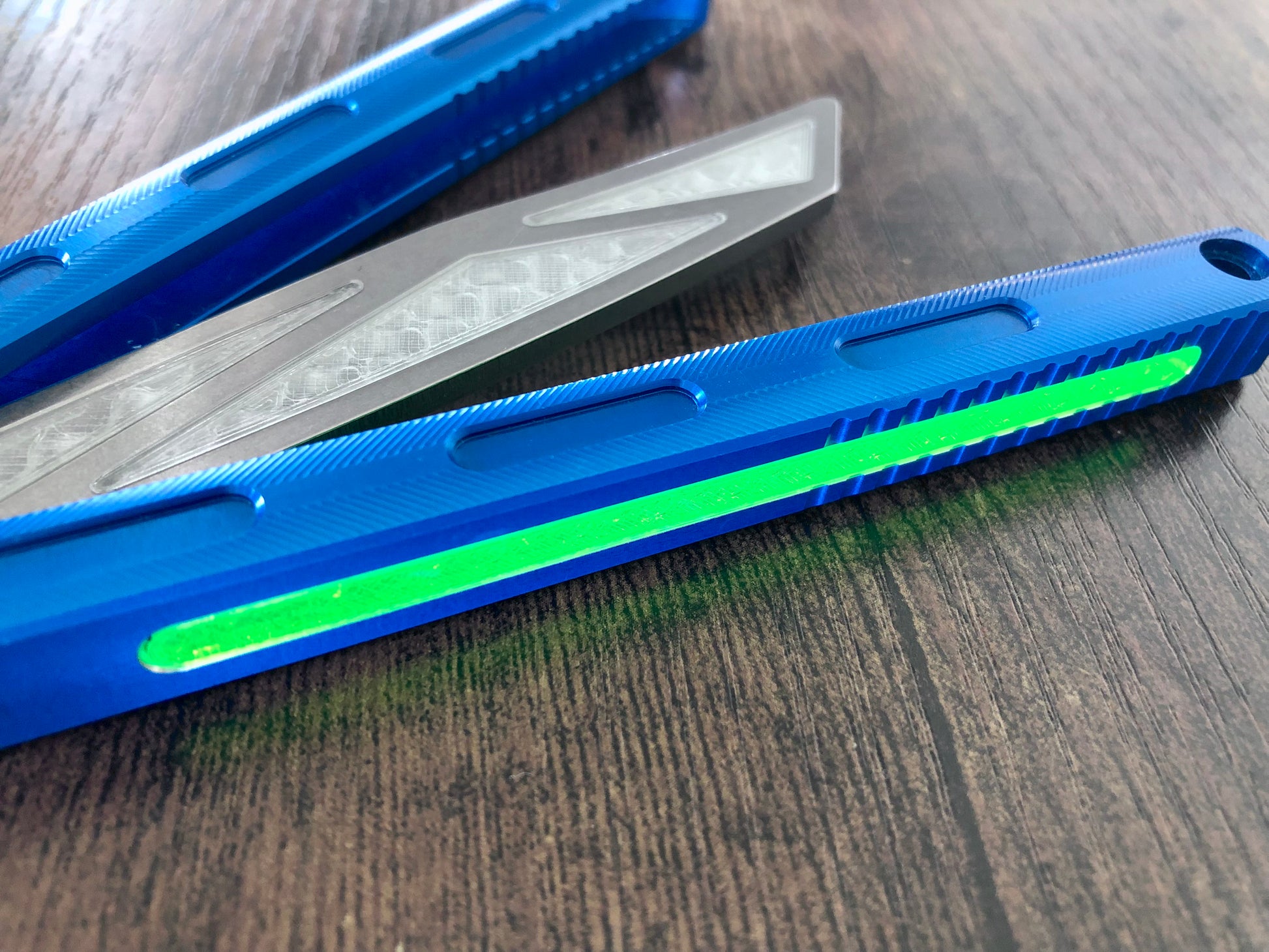 Add a pop of color and silence the ring of your MachineWise Prysma, Prysma Pro, or SlifT balisongs with these these polyurethane Zippy Speed Channel inlays.