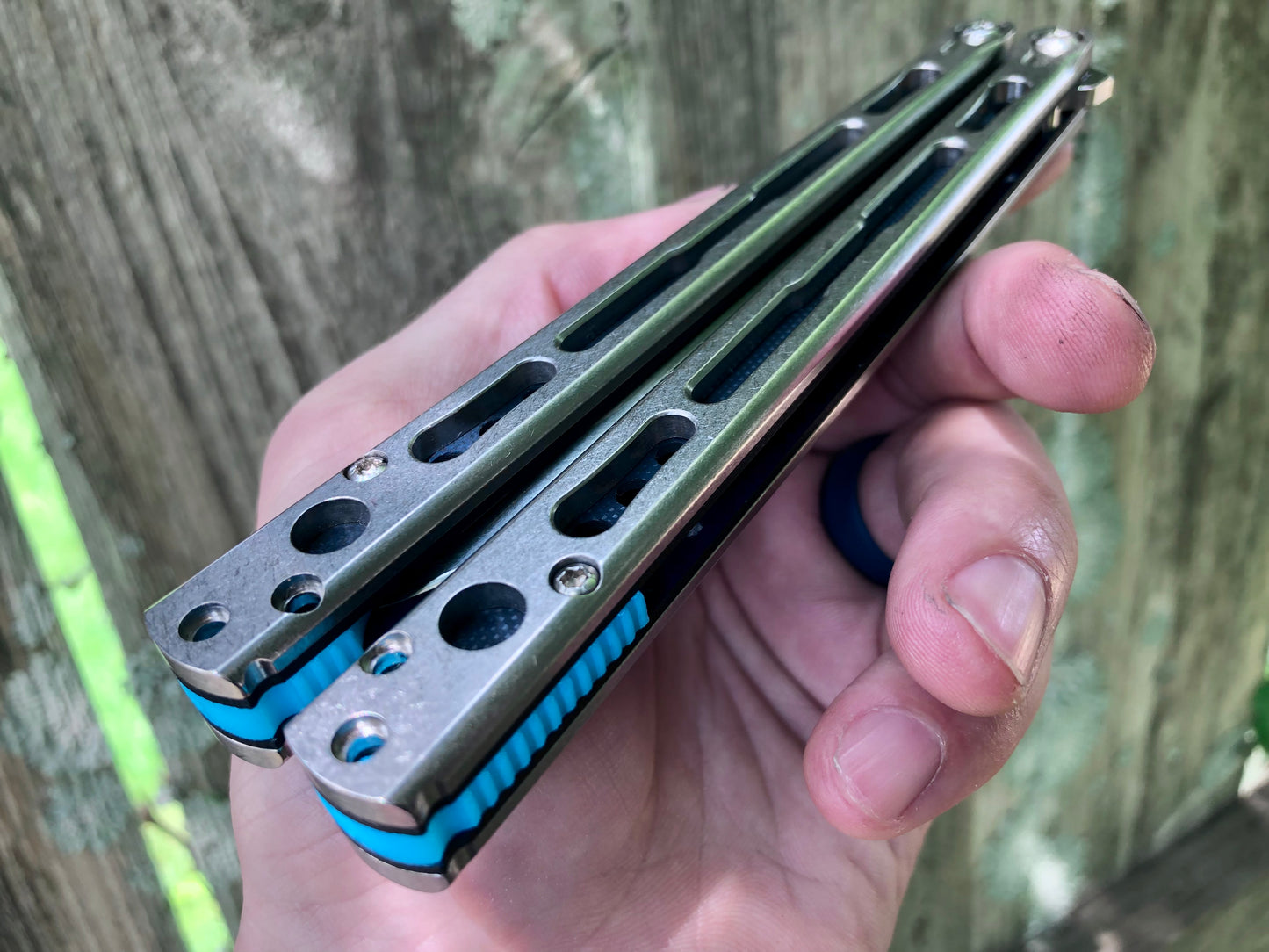Make your HOM Chimera balisong a more neutral flipper with Zippy spacers: full-length spacers with jimping, or spring-latch spacers that counterweight the safe handle for improved balance.