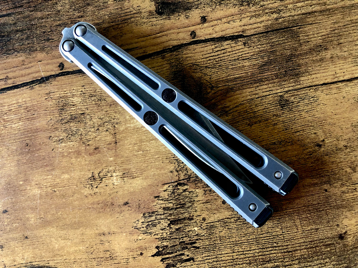 Extend and protect your handles with these Zippy spacers, custom-made for the Goose balisong (designed by Arthur Goins and machined by JK Design). The spacers are made from a shatter-proof polyurethane and protect your handles from drops while adding length. The spacers also feature positive sawtooth jimping and adjustable balance.