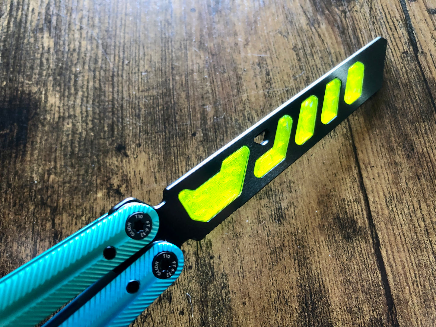 Add a pop of color and a more neutral balance to your Glidr Pacific balisong trainer with these shatter-proof polyurethane Zippy inserts. The inserts increase momentum and can be used to compensate for the added handle weight from the stock Glidr handle weights to maintain your favored balance profile.