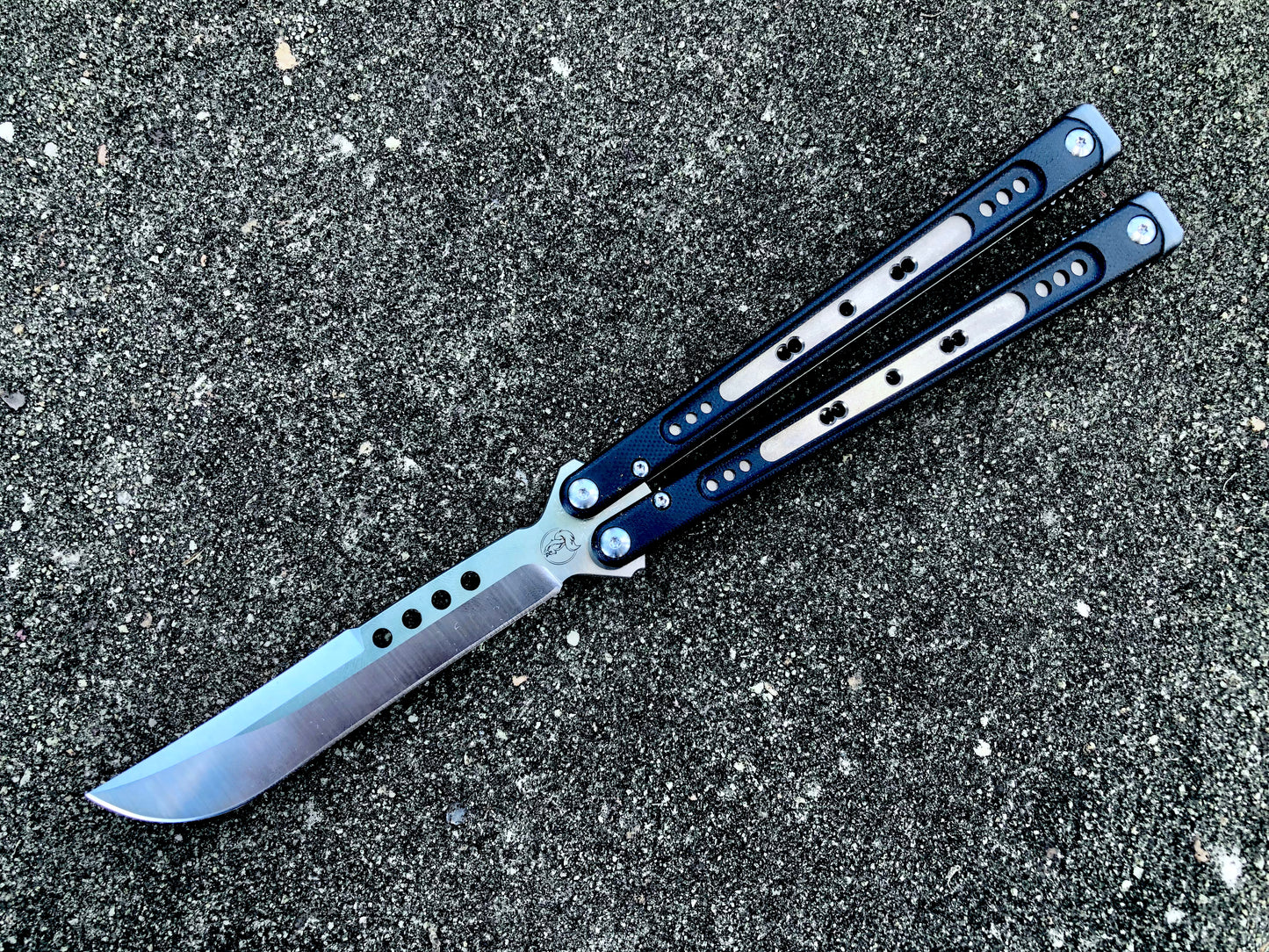 These Black Balisong Rebola v2 spacers are made in-house from a rubbery, shatter-proof polyurethane. They are ultra-lightweight extension spacers that reduce the stock handle-bias. They also feature positive sawtooth jimping and enable adjustable balance with up to 1x removable tungsten weight per spacer.