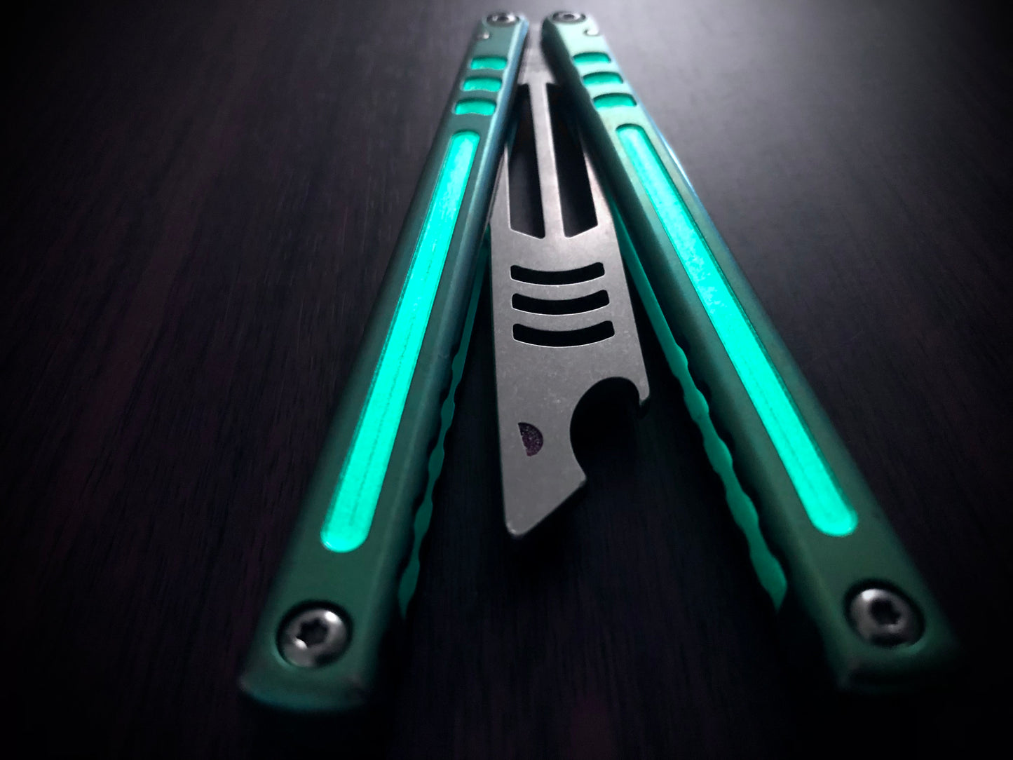 Modify the grip, eliminate the ring, and add a pop of color with these polyurethane handle inlays designed to fit the Squid industries Madko balisong trainer.