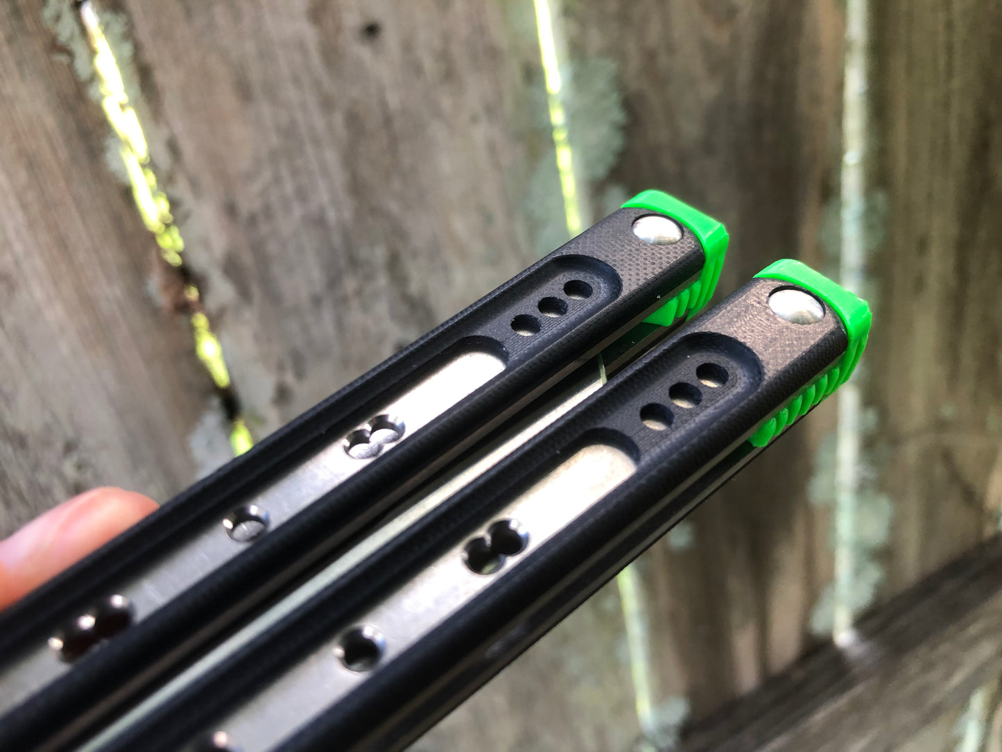 These Black Balisong Rebola v2 spacers are made in-house from a rubbery, shatter-proof polyurethane. They are ultra-lightweight extension spacers that reduce the stock handle-bias. They also feature positive sawtooth jimping and enable adjustable balance with up to 1x removable tungsten weight per spacer.