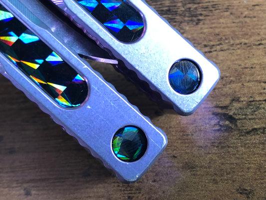 Pivot Plugs are a cosmetic handle inlay mod designed to friction fit in 3/16" bores at the bottom of a variety of balisong handles, including the Squid Industries Krake Raken balisong, the MachineWise Prysma, SliftT, and the Nabalis Vulp Pro. 