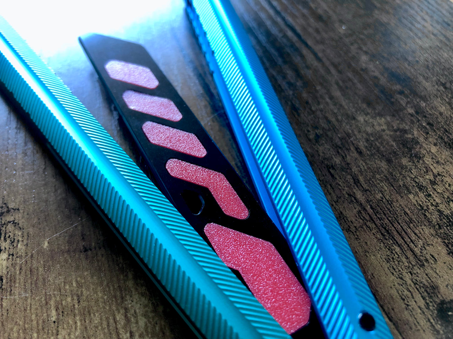 Add a pop of color and a more neutral balance to your Glidr Pacific balisong trainer with these shatter-proof polyurethane Zippy inserts. The inserts increase momentum and can be used to compensate for the added handle weight from the stock Glidr handle weights to maintain your favored balance profile.