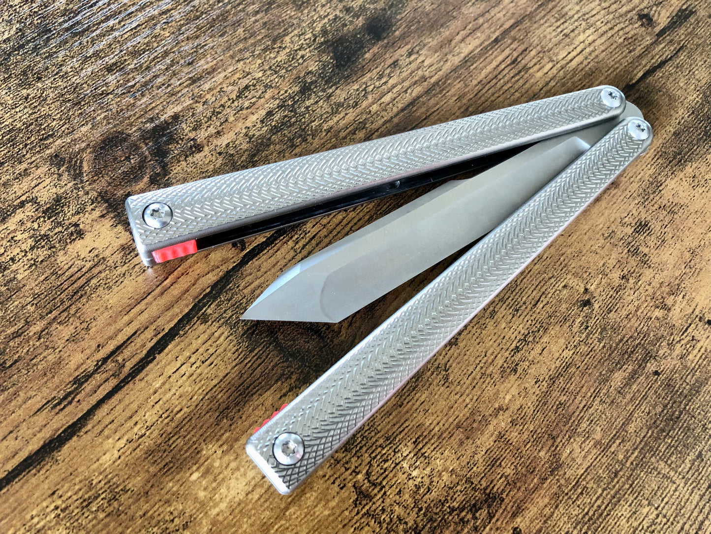 positive jimping for extra grip, and 2x new balance configurations with removable tungsten weights. Choose from less end-weight, stock balance, or additional end-weight to improve your flipping experience.