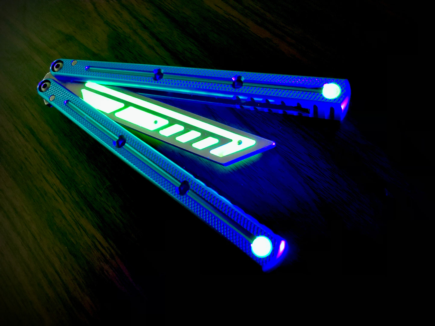 Adjust the balance of your Squid Industries Krake Raken trainer and silence the ring with this custom-made Zippy blade insert. The insert houses removable tungsten weights which enable the Kraken trainer to have a more neutral (less handle biased) balance profile.