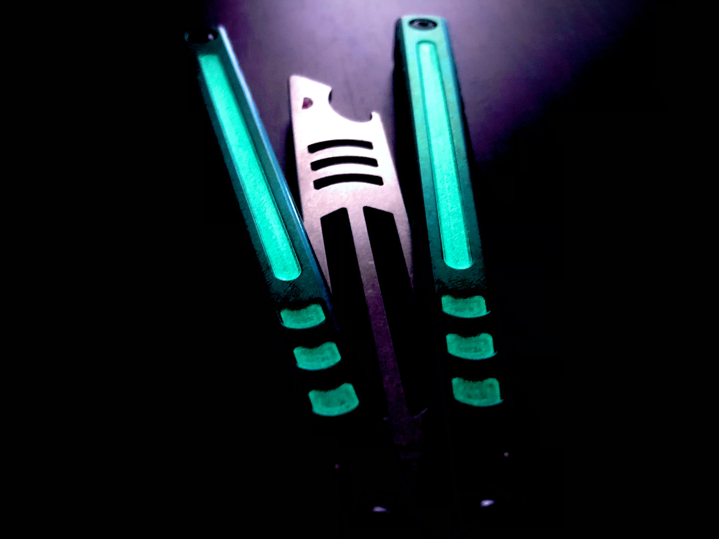 Modify the grip, eliminate the ring, and add a pop of color with these polyurethane handle inlays designed to fit the Squid industries Madko balisong trainer.