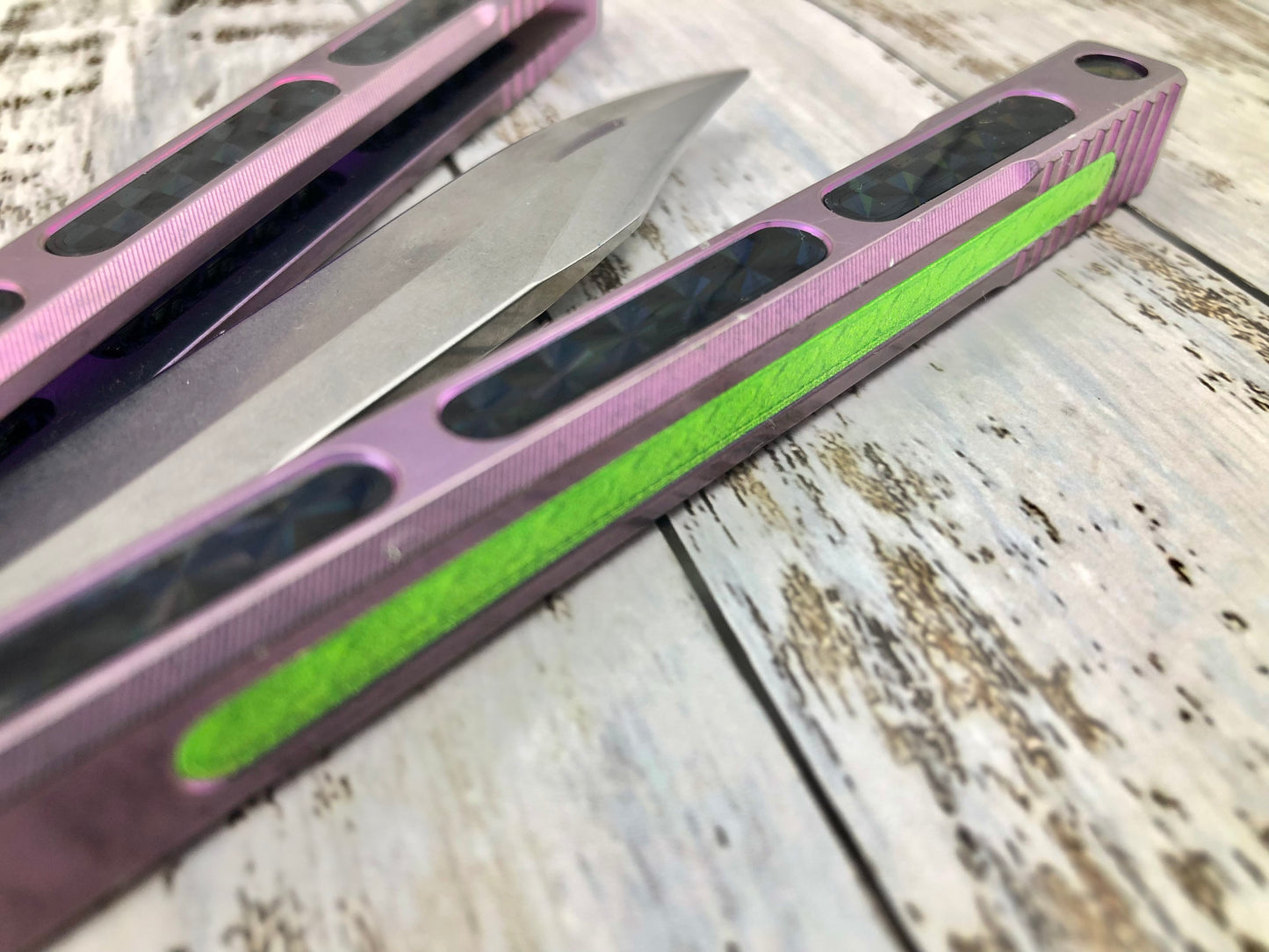 Add a pop of color and silence the ring of your MachineWise Prysma v1, Prysma Pro, and SlifT v2 balisongs with these polyurethane Zippy Speed Channel inlays.
