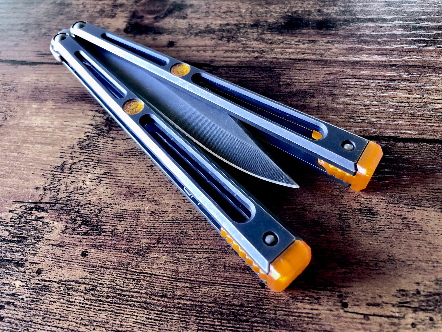 Extend and protect your handles with these Zippy spacers, custom-made for the Goose balisong (designed by Arthur Goins and machined by JK Design). The spacers are made from a shatter-proof polyurethane and protect your handles from drops while adding length. The spacers also feature positive sawtooth jimping and adjustable balance.