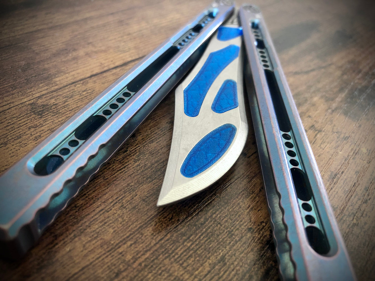 Integrate additional jimping surface area and an adjustable weight system into the Fellowship Blades Medusa v3 and Empusa v3 balisongs with this polyurethane Zippy mod. Adjust the balance and add color to the trainer blade with these polyurethane Zippy inserts.