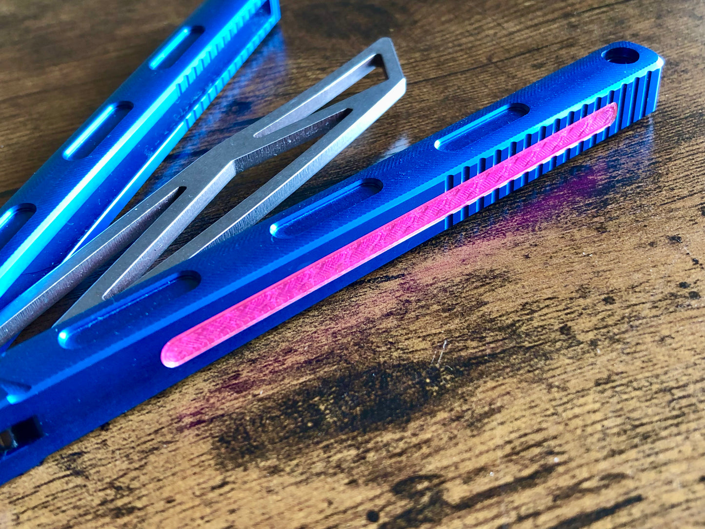 Add a pop of color and silence the ring of your MachineWise Prysma, Prysma Pro, or SlifT balisongs with these these polyurethane Zippy Speed Channel inlays.