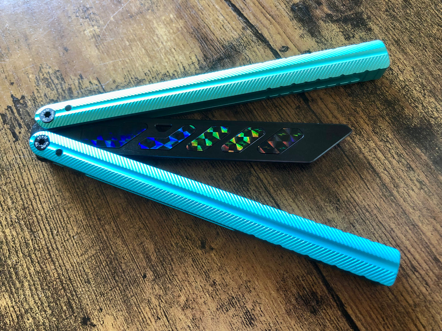Add a pop of color and a more neutral balance to your Glidr Pacific balisong trainer with these shatter-proof polyurethane Zippy inserts. The inserts increase momentum and can be used to compensate for the added handle weight from the stock Glidr handle weights to maintain your favored balance profile.
