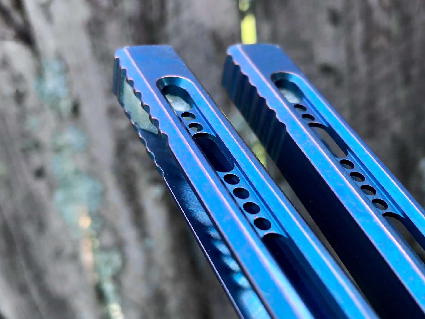 Integrate additional jimping surface area and an adjustable weight system into the Fellowship Blades Medusa v3 and Empusa v3 balisongs with this polyurethane Zippy mod. Adjust the balance and add color to the trainer blade with these polyurethane Zippy inserts.