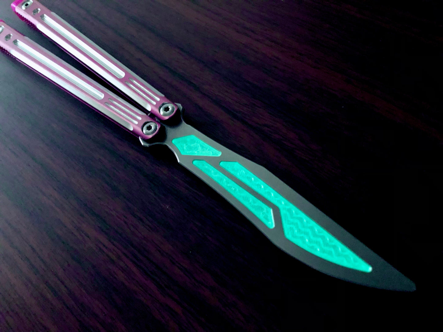 Adjust the weight distribution of your LDY Orion v1.5 balisong trainer with this custom-made Zippy balance mod. This mod consists of shatter-proof polyurethane inserts which add tip and spine weight to the blade for increased momentum and a more neutral balance.