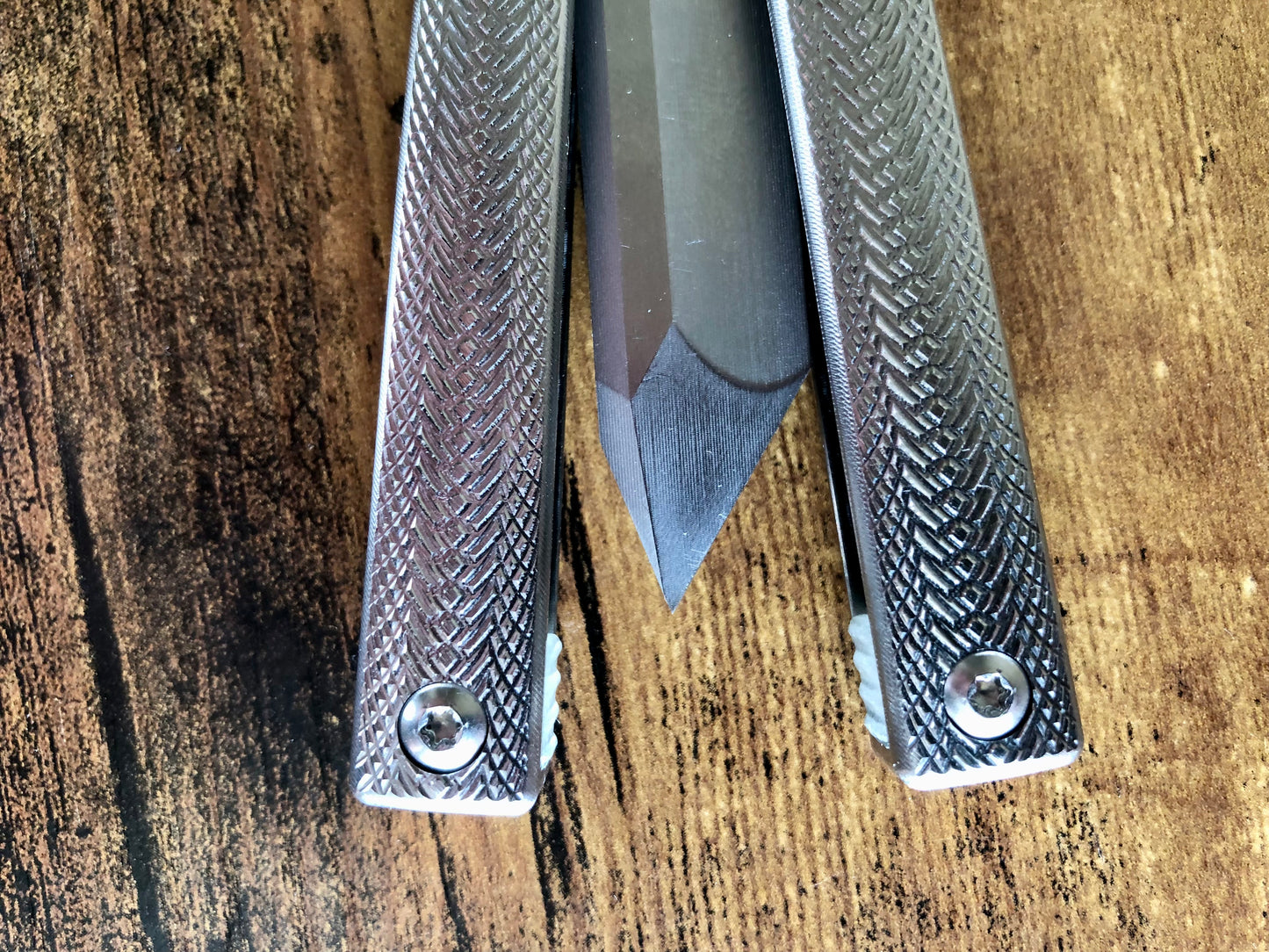 positive jimping for extra grip, and 2x new balance configurations with removable tungsten weights. Choose from less end-weight, stock balance, or additional end-weight to improve your flipping experience.