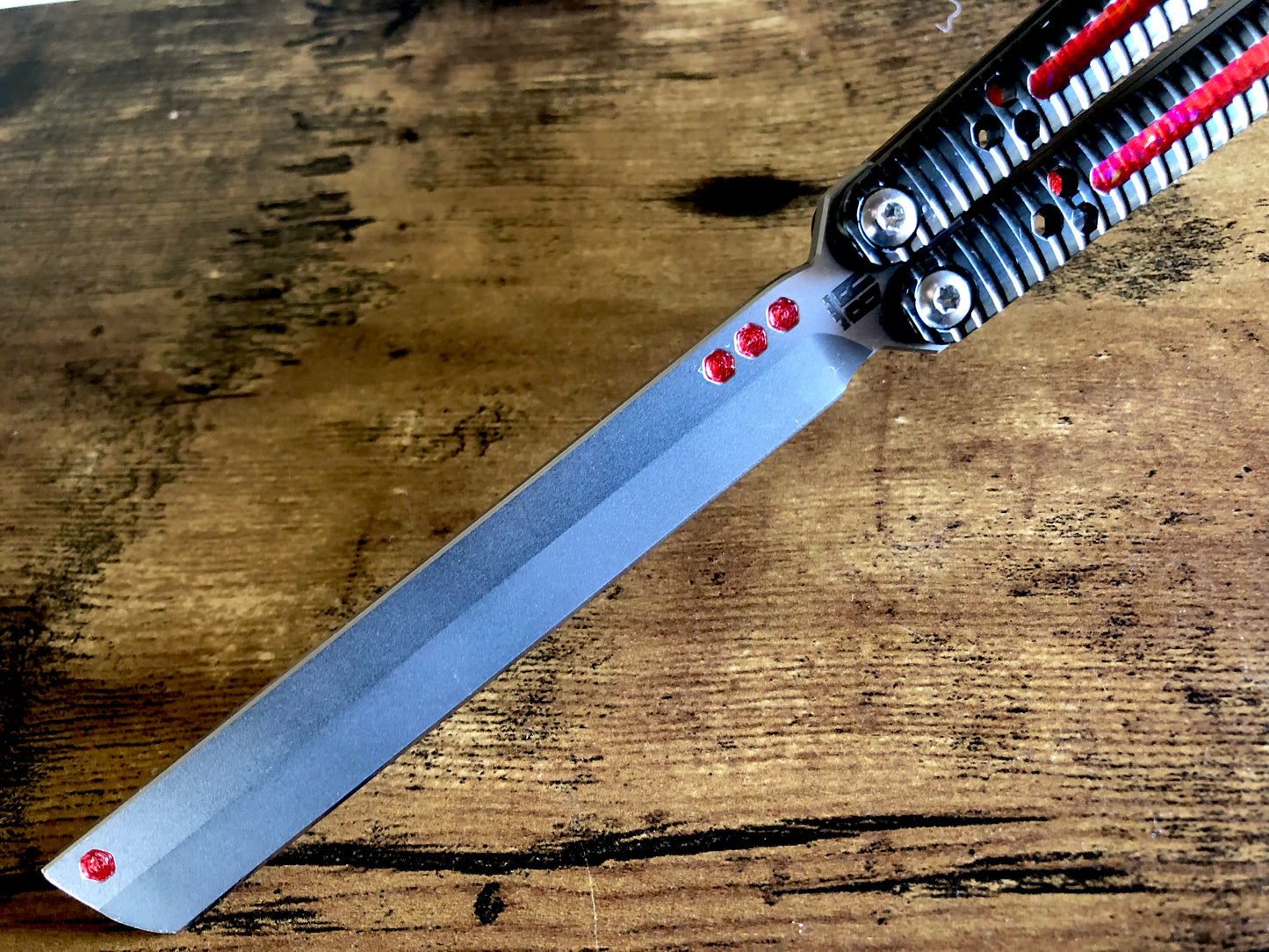 Adjust the balance of your B.A. Balis Nakiri balisong with these custom-made Zippy spacers. The Zippy spacers offer reduced handle bias compared to the stock spacers, and offer 3x intermediate balance configurations so you can fine-tune the balance to your preference. Cosmetic blade inserts are included, and optional handle inlays add a pop of color. 