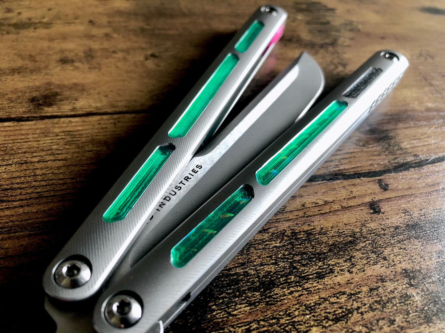 Modify the grip of your Squid Industries Tsunami balisong with these custom-made Zippy mods that adds jimping to the inside of the handles, and inlays to the surface. These polyurethane jimping and handle inlay mods can also be used to add a pop of color or mark the bite handle.