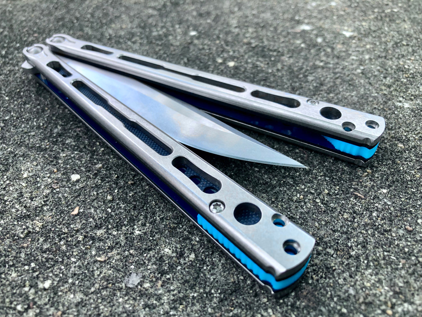 Make your HOM Chimera balisong a more neutral flipper with Zippy spacers: full-length spacers with jimping, or spring-latch spacers that counterweight the safe handle for improved balance.