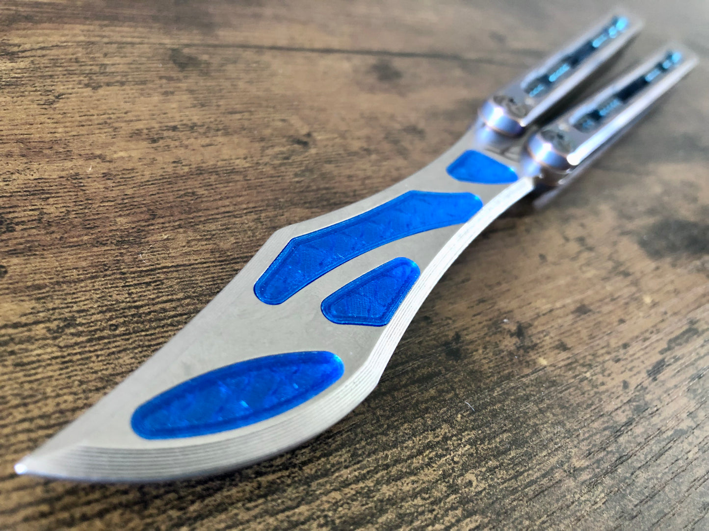 Integrate additional jimping surface area and an adjustable weight system into the Fellowship Blades Medusa v3 and Empusa v3 balisongs with this polyurethane Zippy mod. Adjust the balance and add color to the trainer blade with these polyurethane Zippy inserts.