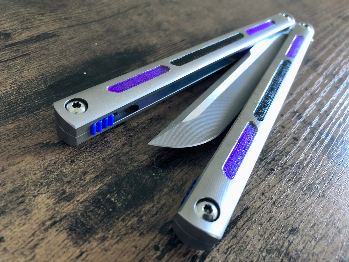 Modify the grip of your Squid Industries Tsunami balisong with these custom-made Zippy mods that adds jimping to the inside of the handles, and inlays to the surface. These polyurethane jimping and handle inlay mods can also be used to add a pop of color or mark the bite handle.