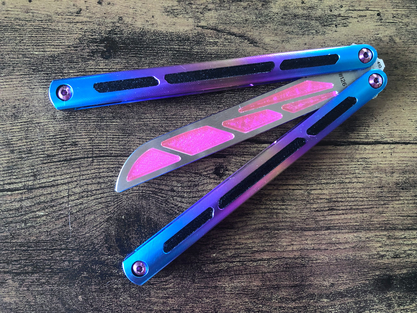 Modify the grip of your Squid Industries Tsunami balisong with these custom-made Zippy mods that adds jimping to the inside of the handles, and inlays to the surface. These polyurethane jimping and handle inlay mods can also be used to add a pop of color or mark the bite handle.