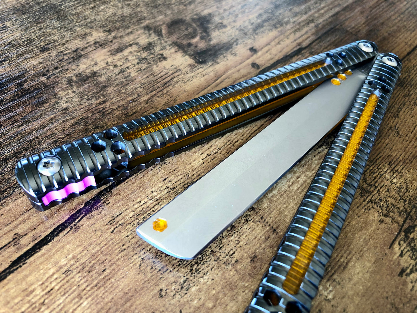 Adjust the balance of your B.A. Balis Nakiri balisong with custom-made Zippy spacers. The Zippy spacers offer reduced handle bias compared to the stock spacers, and offer 3x intermediate balance configurations. Cosmetic blade inserts are included. Optional handle inlays add a pop of color. 