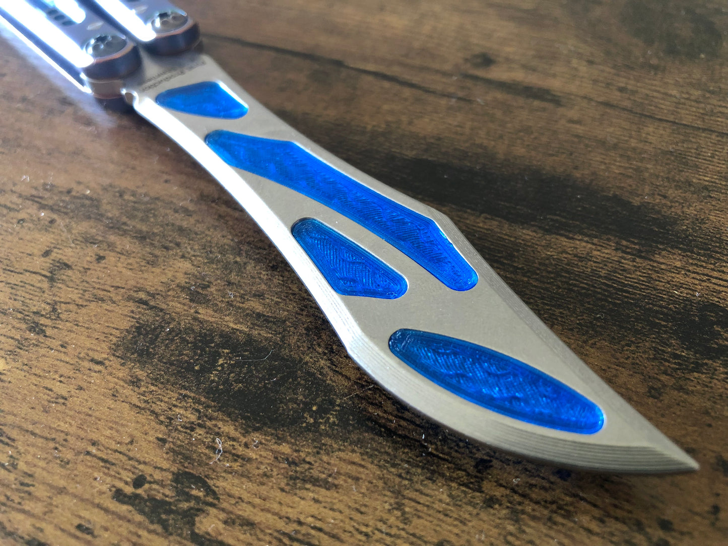 Integrate additional jimping surface area and an adjustable weight system into the Fellowship Blades Medusa v3 and Empusa v3 balisongs with this polyurethane Zippy mod. Adjust the balance and add color to the trainer blade with these polyurethane Zippy inserts.
