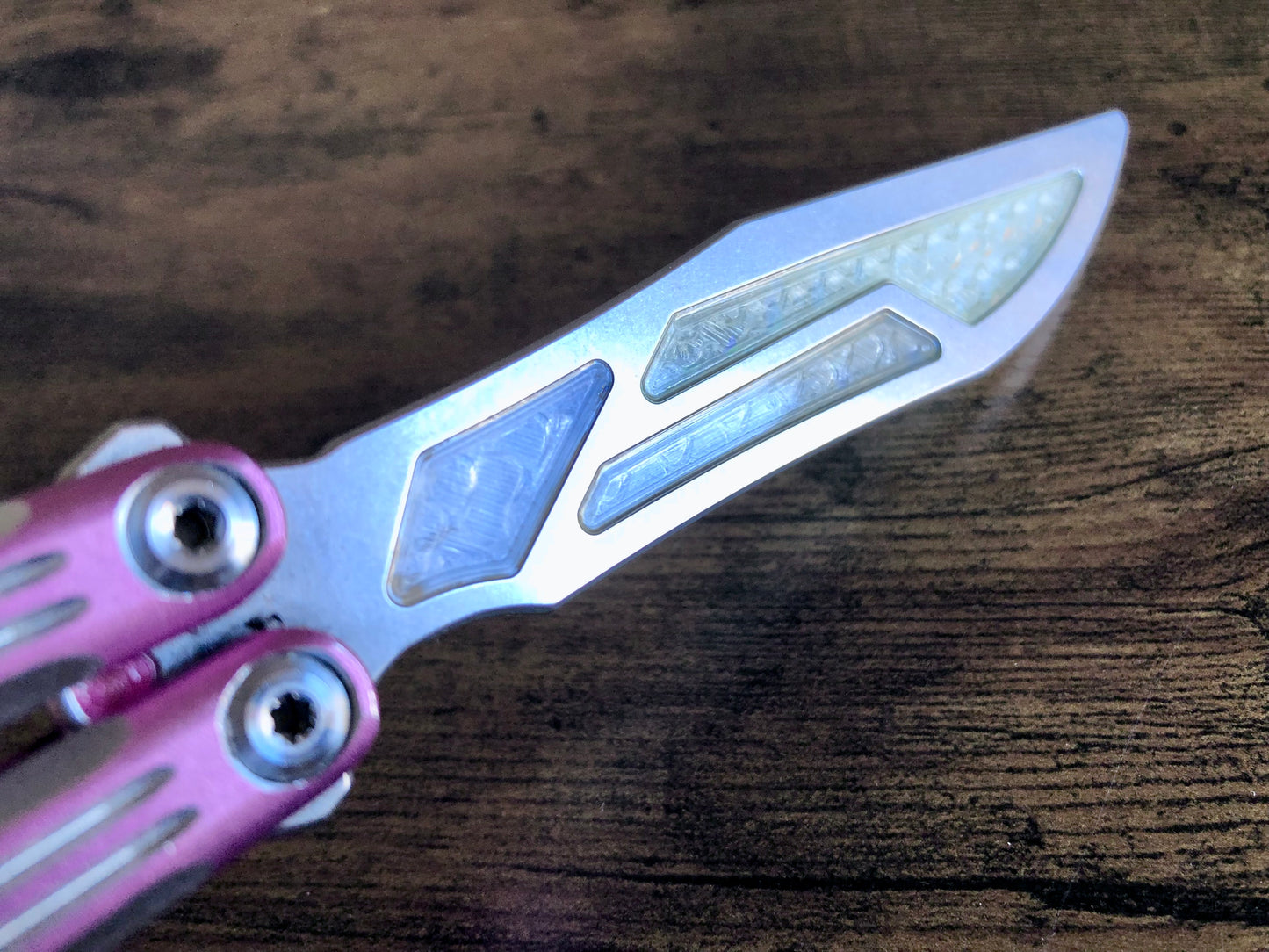 Adjust the weight distribution of your LDY Orion v1.5 balisong trainer with this custom-made Zippy balance mod. This mod consists of shatter-proof polyurethane inserts which add tip and spine weight to the blade for increased momentum and a more neutral balance.