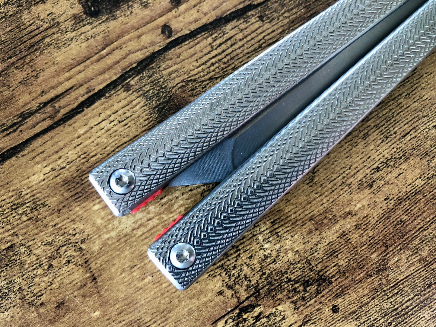 positive jimping for extra grip, and 2x new balance configurations with removable tungsten weights. Choose from less end-weight, stock balance, or additional end-weight to improve your flipping experience.