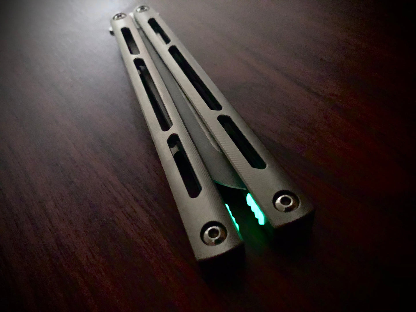 Modify the grip of your Squid Industries Tsunami balisong with these custom-made Zippy mods that adds jimping to the inside of the handles, and inlays to the surface. These polyurethane jimping and handle inlay mods can also be used to add a pop of color or mark the bite handle.