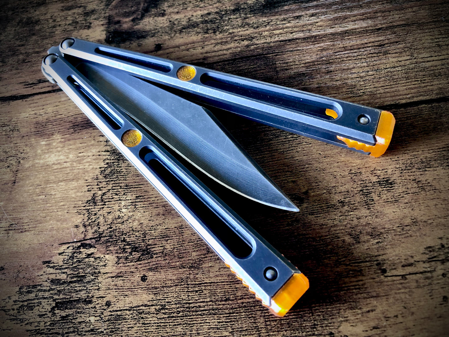 Extend and protect your handles with these Zippy spacers, custom-made for the Goose balisong (designed by Arthur Goins and machined by JK Design). The spacers are made from a shatter-proof polyurethane and protect your handles from drops while adding length. The spacers also feature positive sawtooth jimping and adjustable balance.
