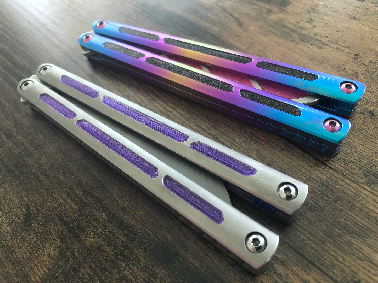 Modify the grip of your Squid Industries Tsunami balisong with these custom-made Zippy mods that adds jimping to the inside of the handles, and inlays to the surface. These polyurethane jimping and handle inlay mods can also be used to add a pop of color or mark the bite handle.