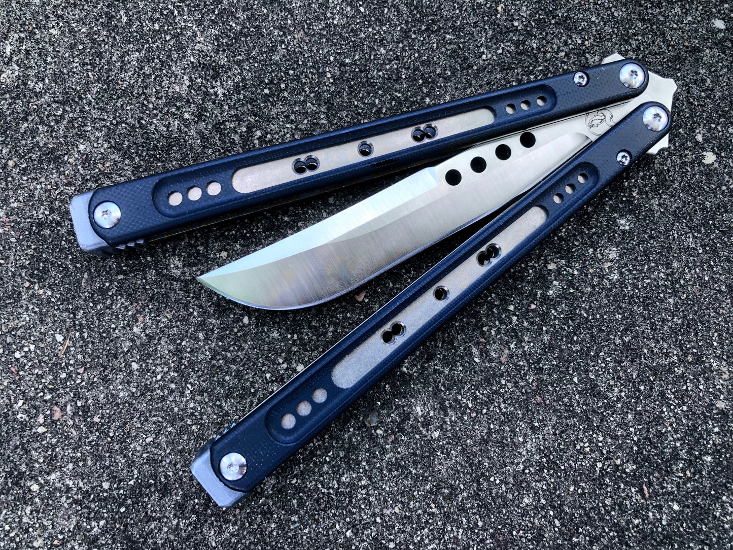 These Black Balisong Rebola v2 spacers are made in-house from a rubbery, shatter-proof polyurethane. They are ultra-lightweight extension spacers that reduce the stock handle-bias. They also feature positive sawtooth jimping and enable adjustable balance with up to 1x removable tungsten weight per spacer.
