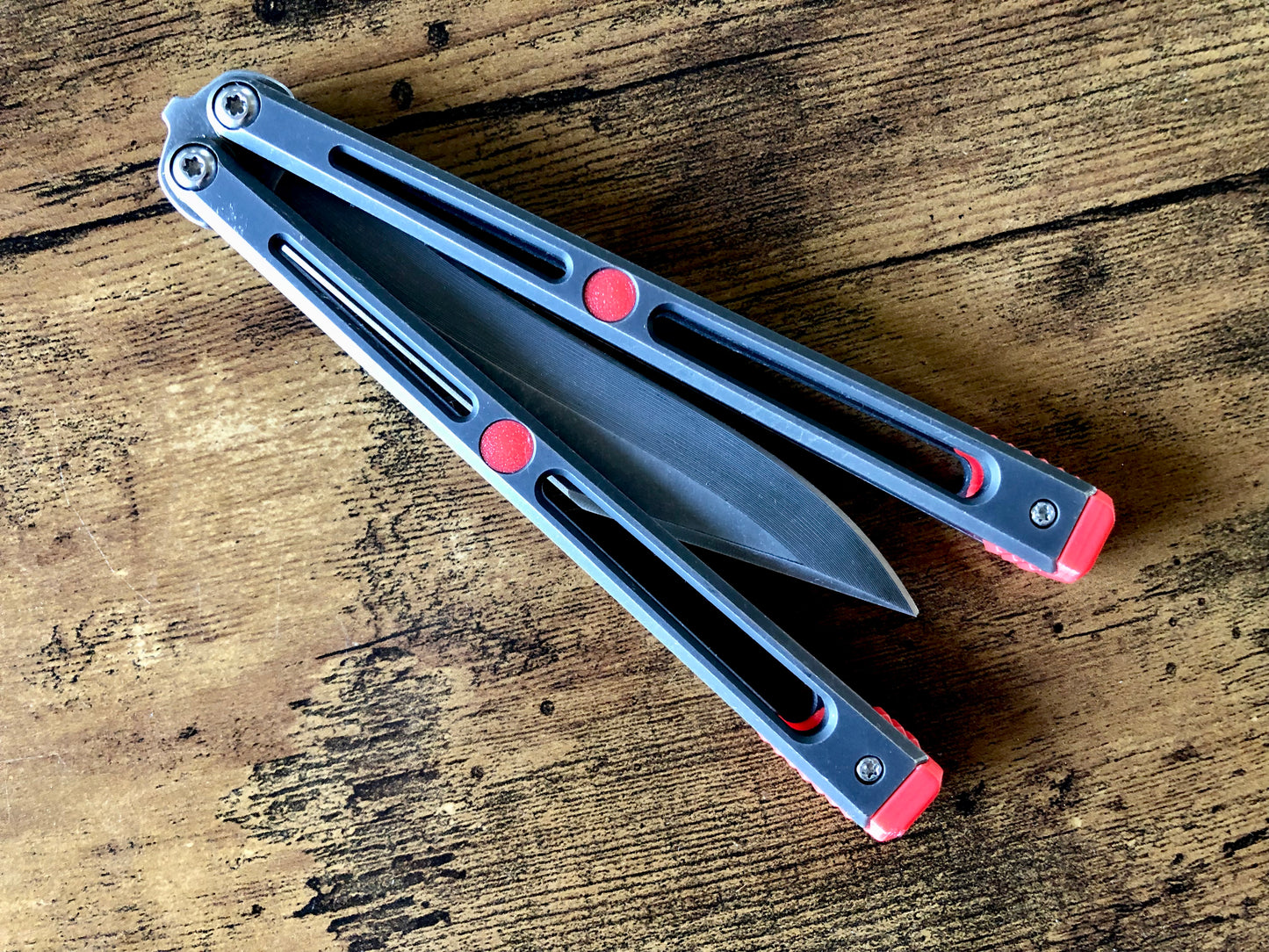 Extend and protect your handles with these Zippy spacers, custom-made for the Goose balisong (designed by Arthur Goins and machined by JK Design). The spacers are made from a shatter-proof polyurethane and protect your handles from drops while adding length. The spacers also feature positive sawtooth jimping and adjustable balance.