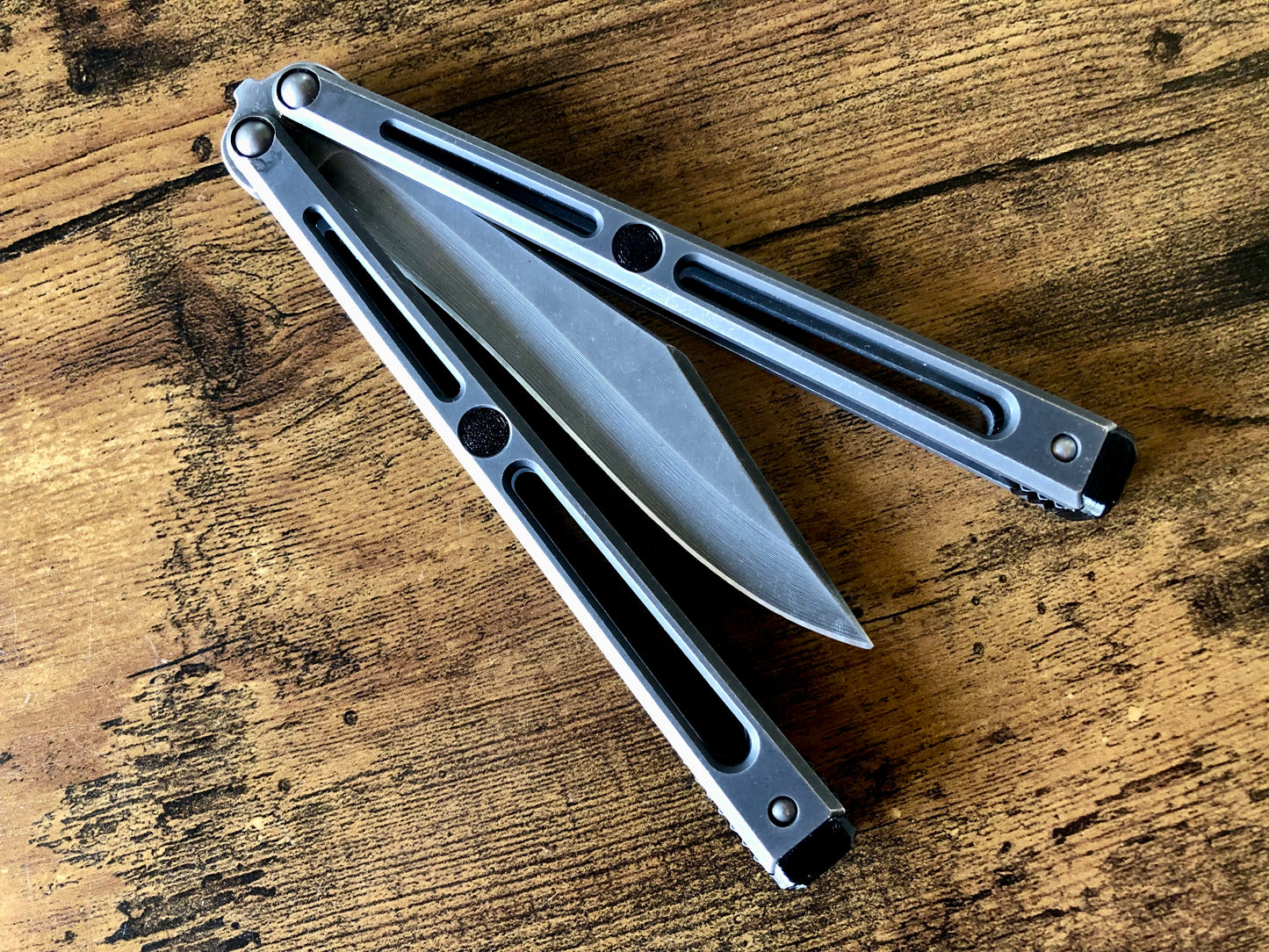 Extend and protect your handles with these Zippy spacers, custom-made for the Goose balisong (designed by Arthur Goins and machined by JK Design). The spacers are made from a shatter-proof polyurethane and protect your handles from drops while adding length. The spacers also feature positive sawtooth jimping and adjustable balance.