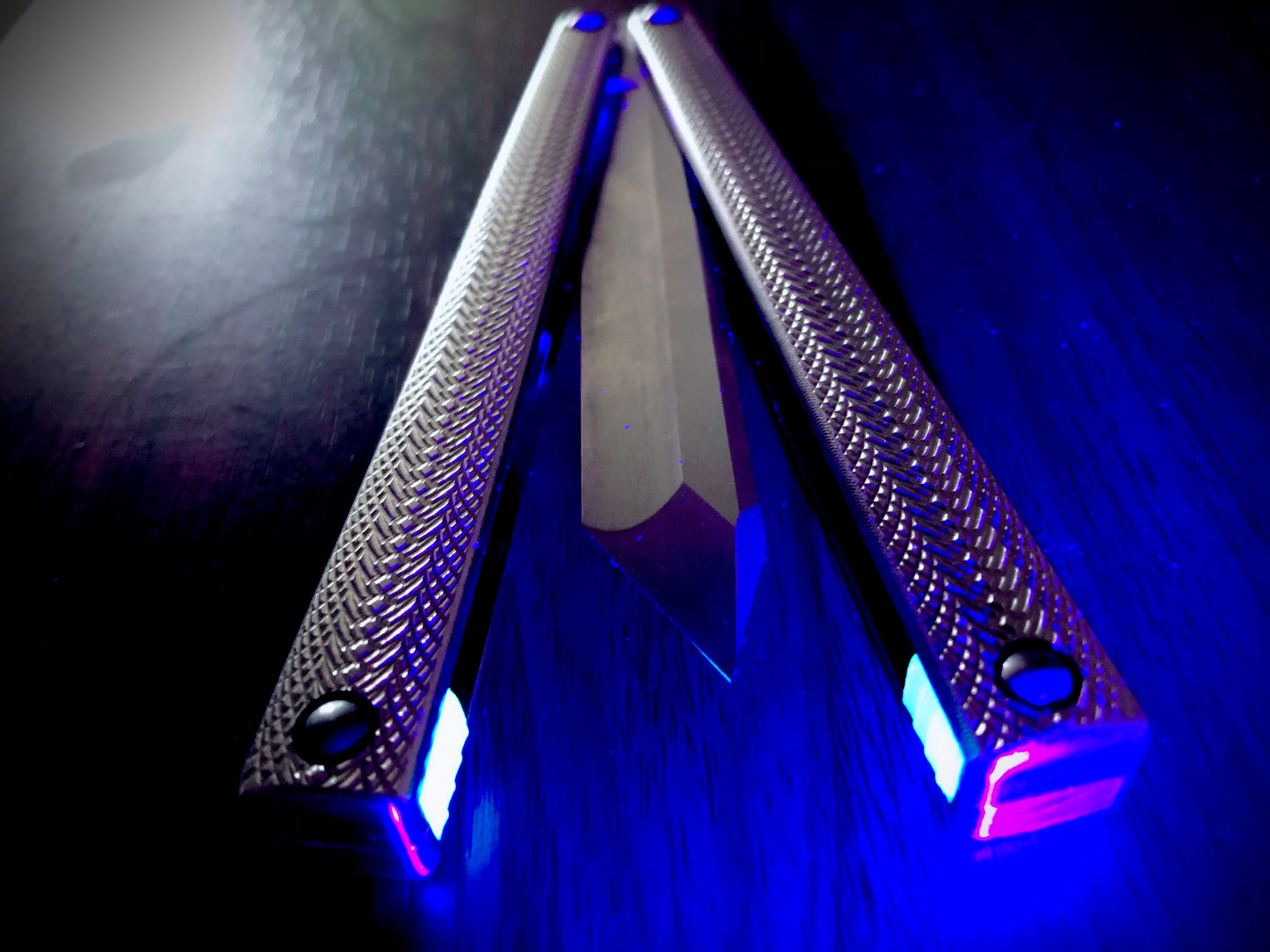 positive jimping for extra grip, and 2x new balance configurations with removable tungsten weights. Choose from less end-weight, stock balance, or additional end-weight to improve your flipping experience.